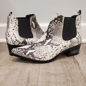 NEW Blondo Emelia Black White Snakeskin Print Boot